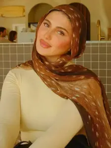 Women's elegant and fashionable printed scarf with brown deer pattern hijab, casual and fashionable versatile shawl cape, suitable for all seasons, suitable for abaya and Muslims to use, is the perfect choice for Christmas and New Year Turban Hijab