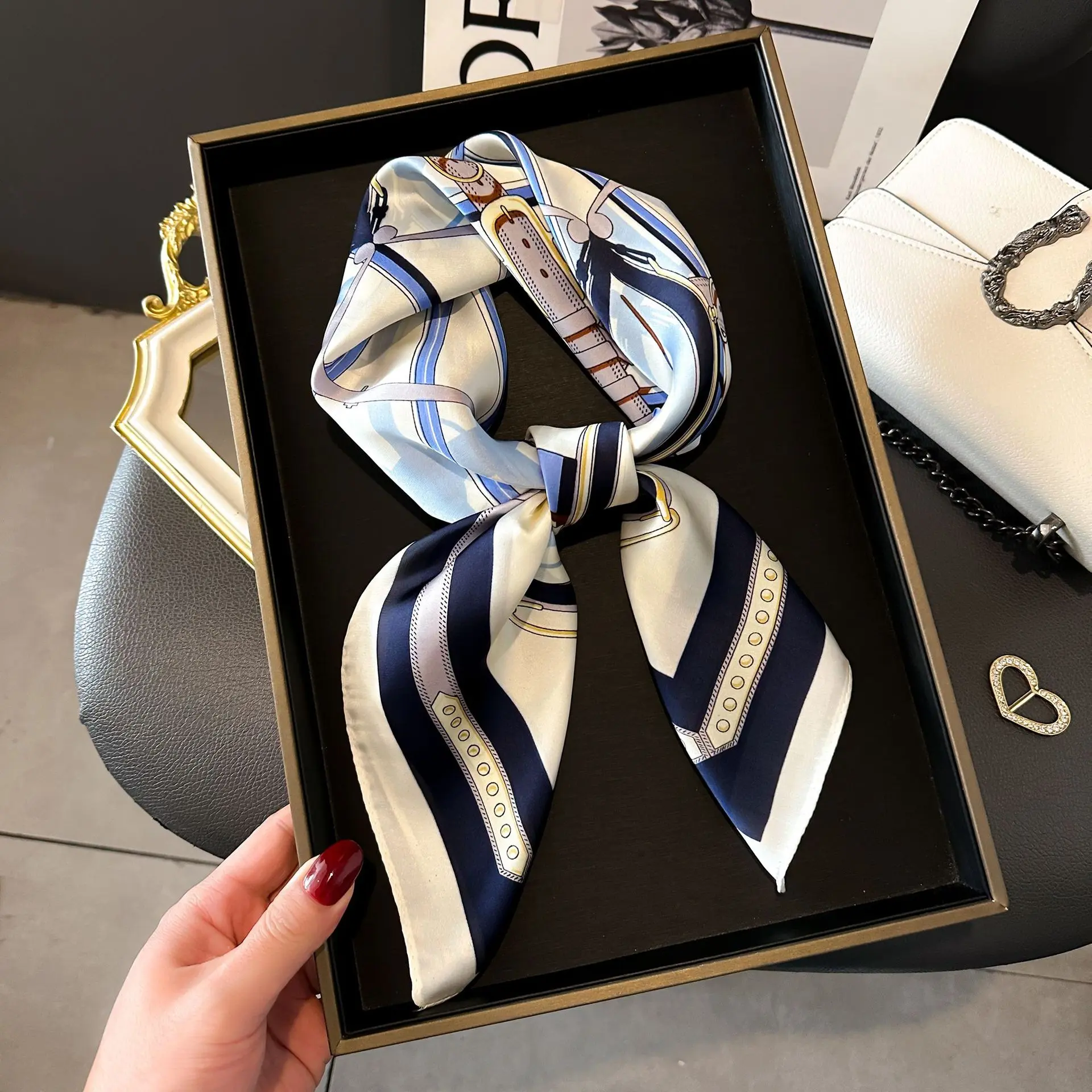 A0225 Retro Roulette Blue and White