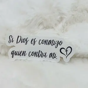 sticker frase en español, “Si Dios es conmigo, quien contra mí”