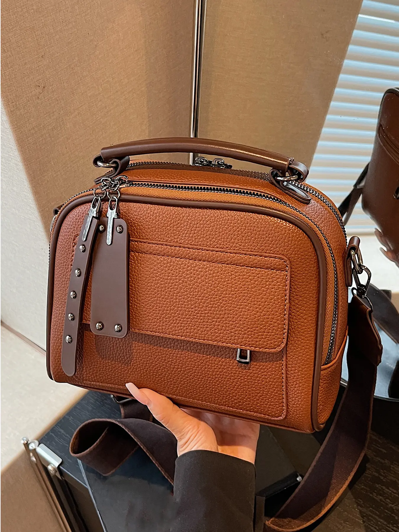 Retro and simple one-shoulder handbag, one-shoulder crossbody bag, one-shoulder commuter bag, Zipper Shoulder Purse, Daily commuting purse, suitable for daily commuting