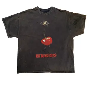 The Runaways Cherry Bomb Vintage Black T-Shirt, Vacation Outfits Shirt, Unisex Vintage Graphic Tees Gothic Grunge Y2k Emo Scene Amity Affliction Style Clothes Men Women Streetwear Menswear Top