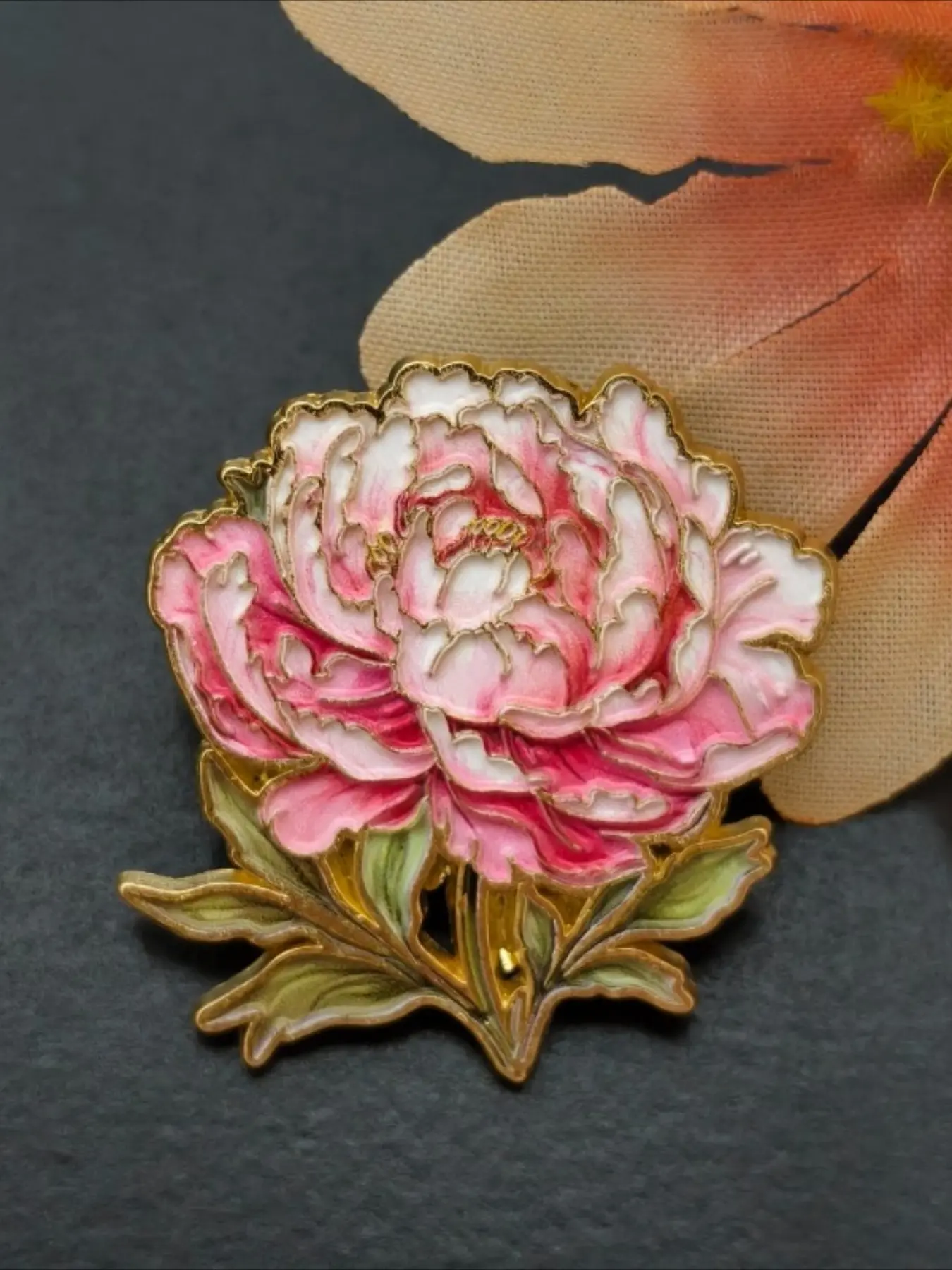 Elegant Pink Peony Flower Enamel Exquisite Brooch Pin Traditional Chinese Floral Badge Nature Inspired Lapel Pin for Backpacks Jackets Emblem Badge Decoration Enamel Lapel Pins