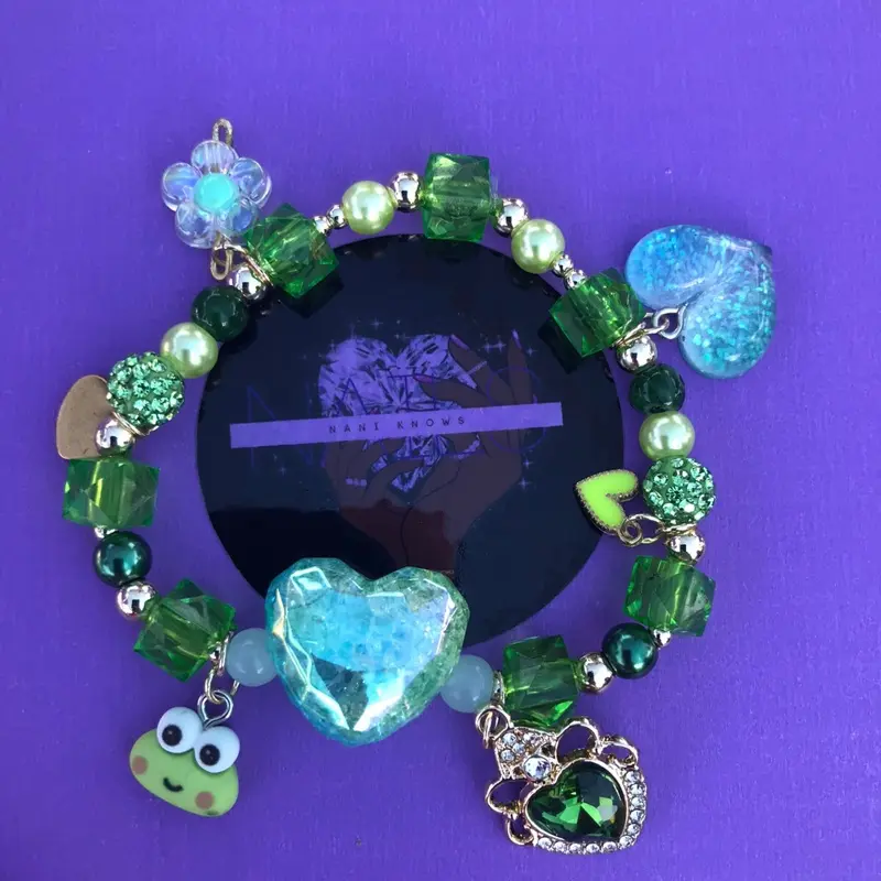 Green Sanrio frog press on set with matching bracelet