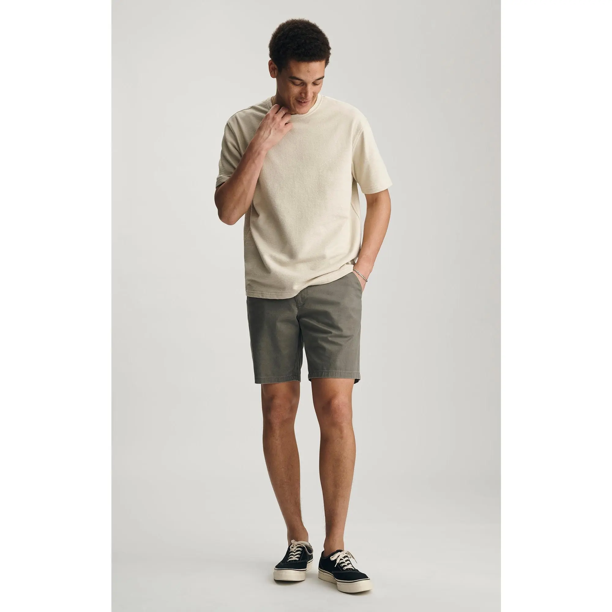 NOAH SHORTS IN OLIVE VINTAGE COLORED