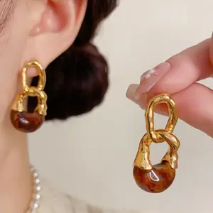 Autumn and winter vintage 18K real gold plated metal chain resin oval earrings, light luxury palace style earrings for women