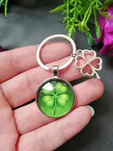 1pc Fashion Green Four Clover Keychain, Lucky Four Clover Alloy Keychain, Perfect Gift for Men and Women, Elegant Bag Accessories, Cute Keychain