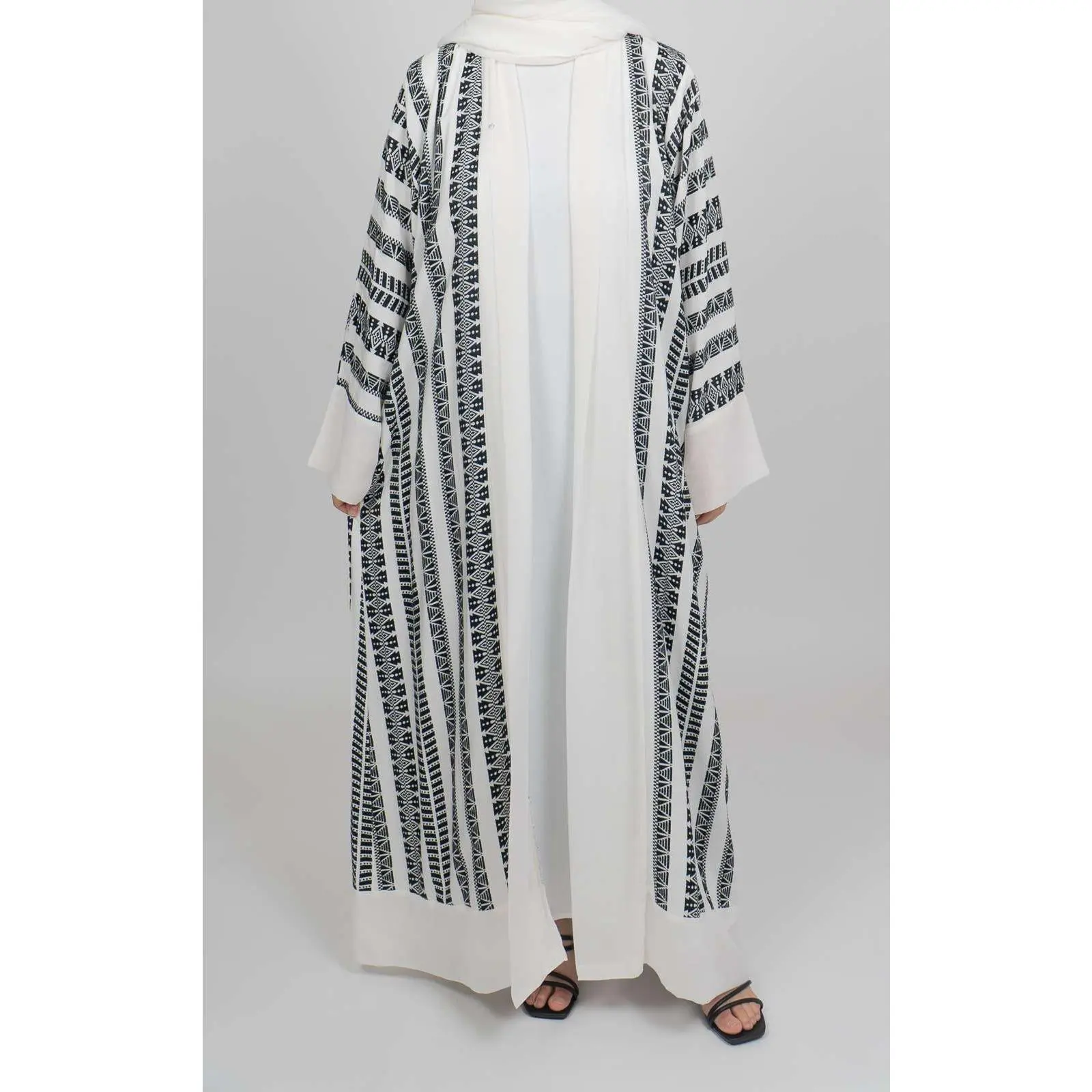 Qamr – Striped Abaya