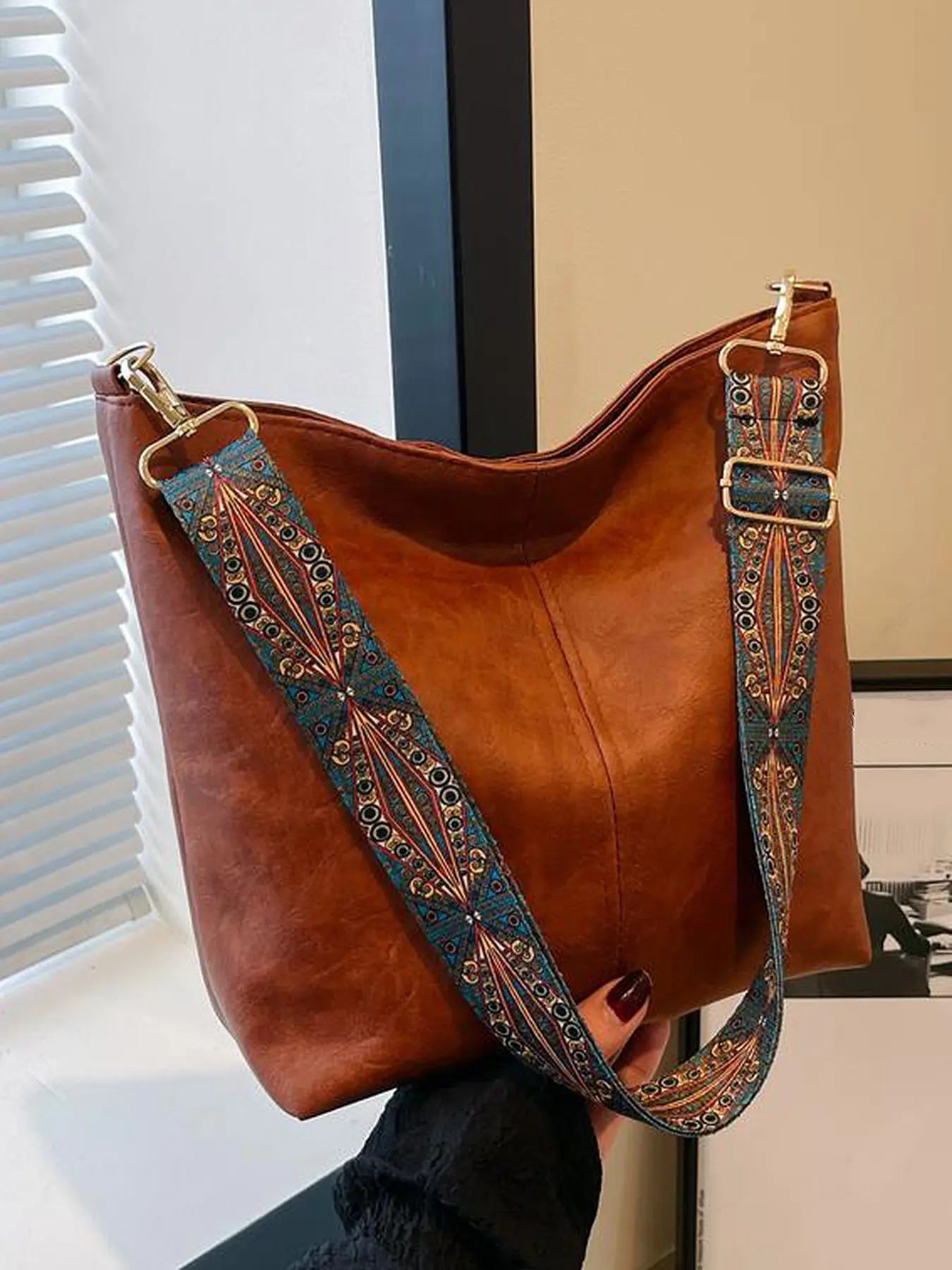 Fashion retro leisure bucket shoulder bag, Casual fashion bag, niche design texture shoulder bag, adjustable shoulder strap, multicolor optional, suitable for daily shopping dates, Crossbody Bags