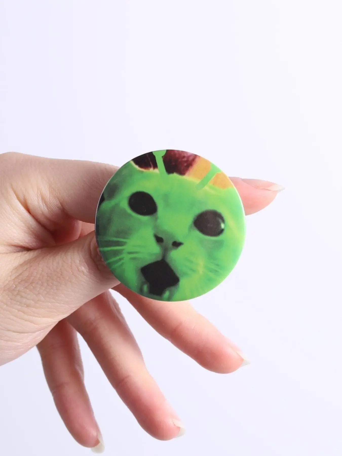 Alien Cat Emoticon Iron Badge, Soft Cute Sci-Fi Contrast Fun Y2K Trendy Round Iron Pin, Daily Wear Accessory for Cat Lovers, Fashion Accessory