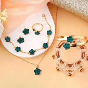 Flor de Trébol 5-Piece Jewelry Set with Clover Design Necklace Bracelet Ring & Earrings in Green Gold Details for Everyday Wear