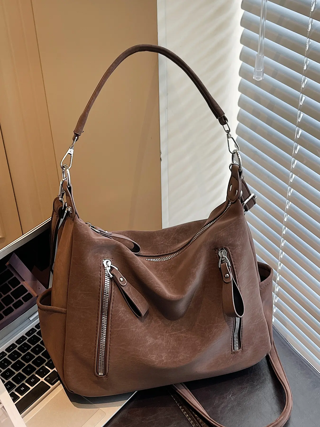 Frosted one-shoulder crossbody bag, Zipper crossbody tote, retro large-capacity crossbody tote bag for commuting to work, simple solid color design one-shoulder commuter bag, suitable for commuting, PU Leather Shoulder Bags, Casual Commuter Bag