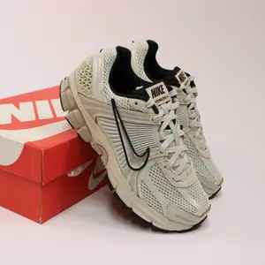 Nike Zoom Vomero 5 Light Silver Chrome Women's Sneaker - Authentic Brand New Shoes FN6742-001