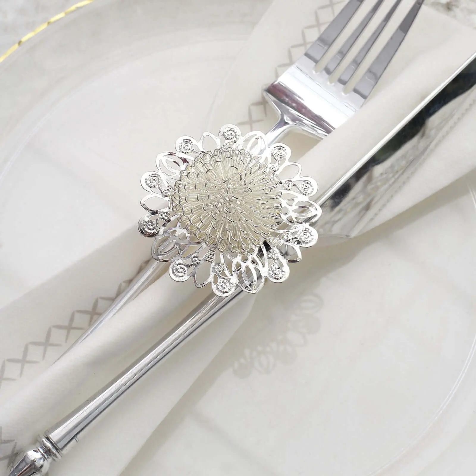 4-Pack Elegant Silver Metal Daisy Flower Napkin Rings - Kitchenware Accessory, Tableware Napkin Holders for Tea Party, Dinner Party, Holiday (2 in)