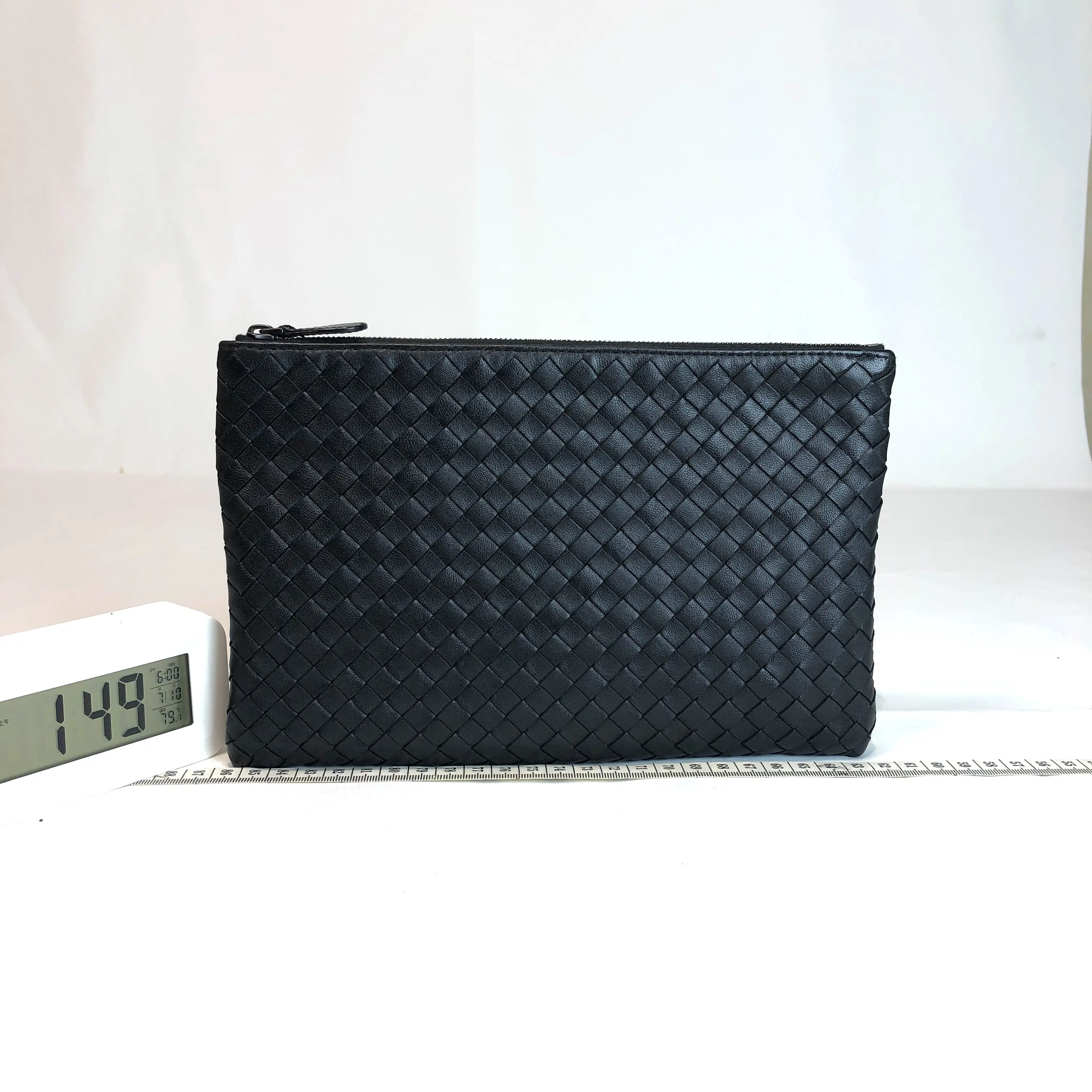 Pre-owned BOTTEGA VENETA leather Clutches & Wristlets Intrecciato Black Zip Pouch Clutch 001417
