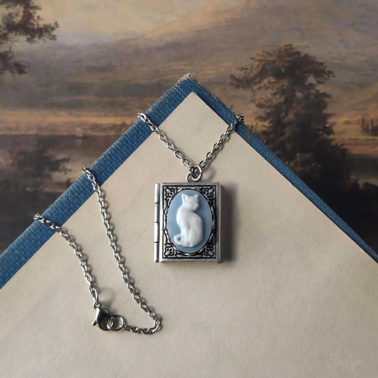 Vintage Cat Cameo Locket Pendant Necklace - Silver-Plated Openable Photo Charm Chain, Retro Floral Border Relief Kitty Layering Jewelry for Cottagecore Daily Wear