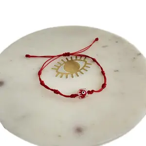 Pulsera protectora 7 nudos roja, hecho a mano con dije de ojo turco rojo de cristal. El hilo es nylon de 0.8mm de grosor.