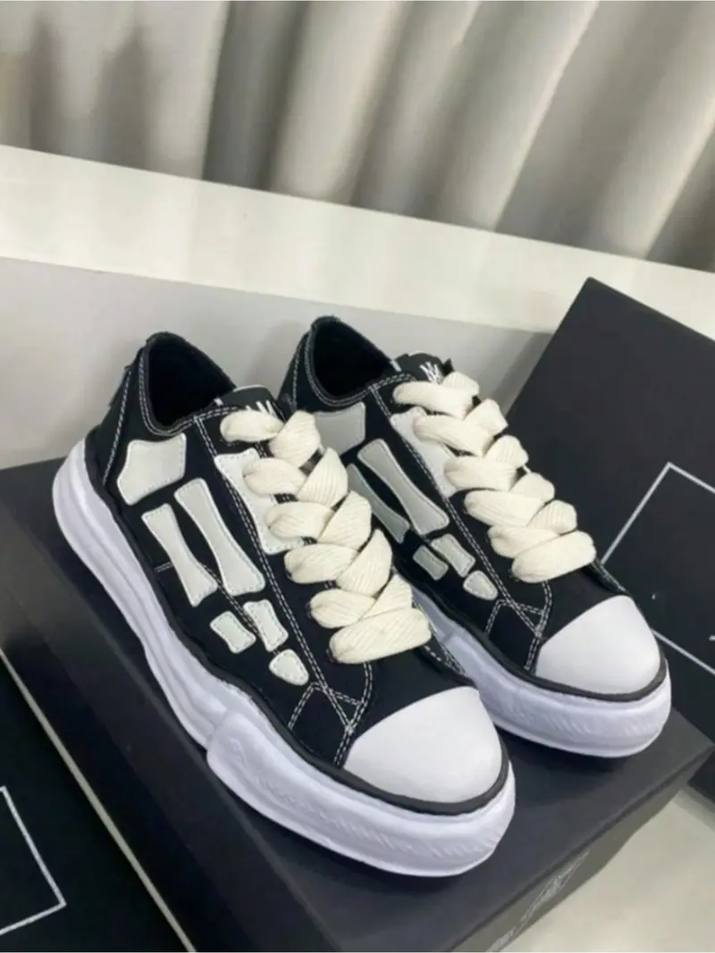 Unisex skate shoes, canvas slip-ons with wrapped soles, stylish low-top sneakers, trendy and comfortable versatile footwear for both men and women, outdoor athletic shoes.