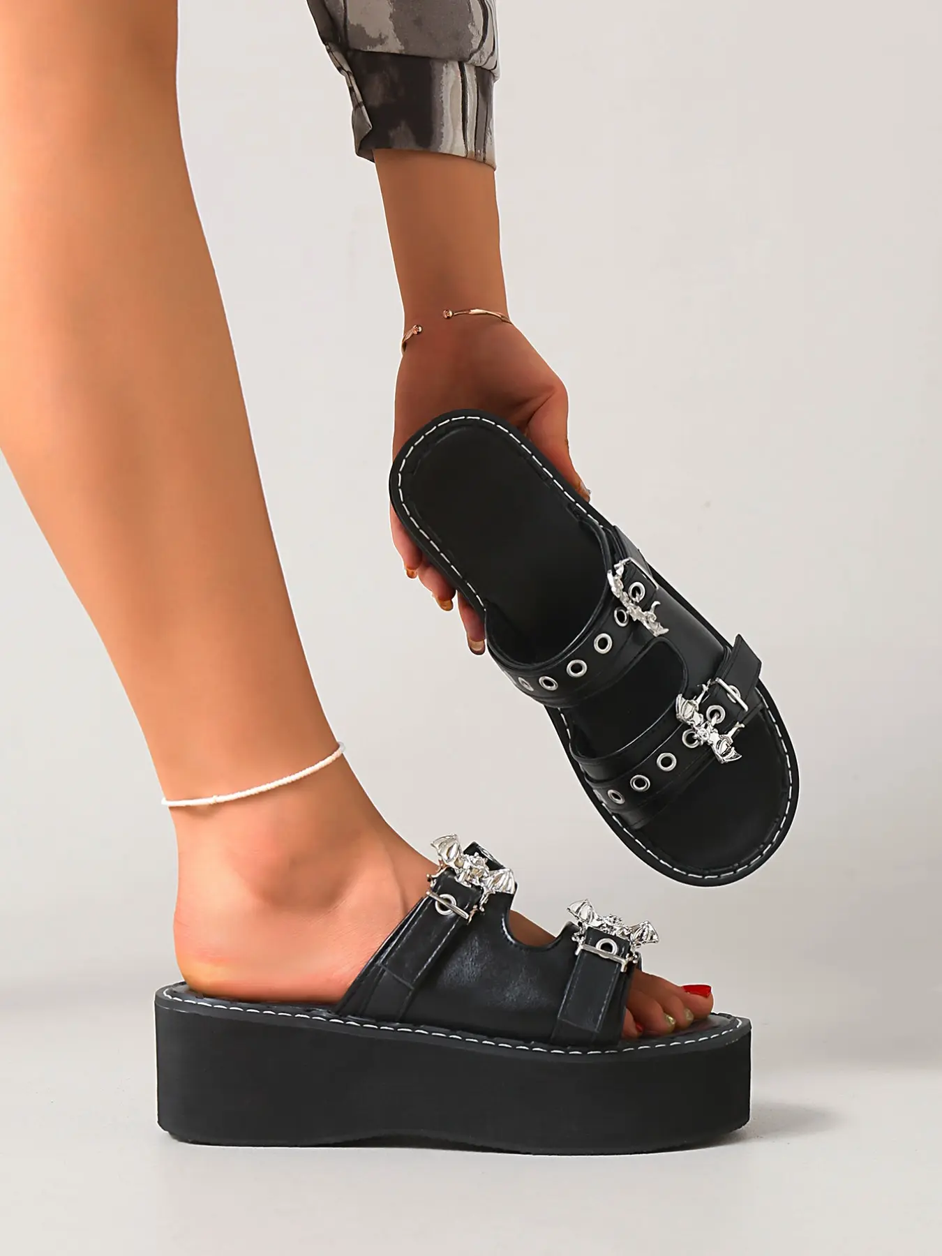 Women Punk Style Metal Decorated Thick Sole Rubber Fashionable Sandals, Dark Theme Dual Buckle Outdoor Slip-On Shoes, Punk Metal Bat Sandals, Perfect for Streetwear