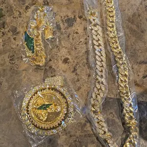 3Pcs 18K Gold Fashion St. Jude Large Round Pendant Rotating Pendant Necklace and Bracelet Set, Inlaid with Rhinestones, Unisex Street Style Jewelry, Perfect As A Holiday Gift audacious jewelry unisex hip hop necklace street performance