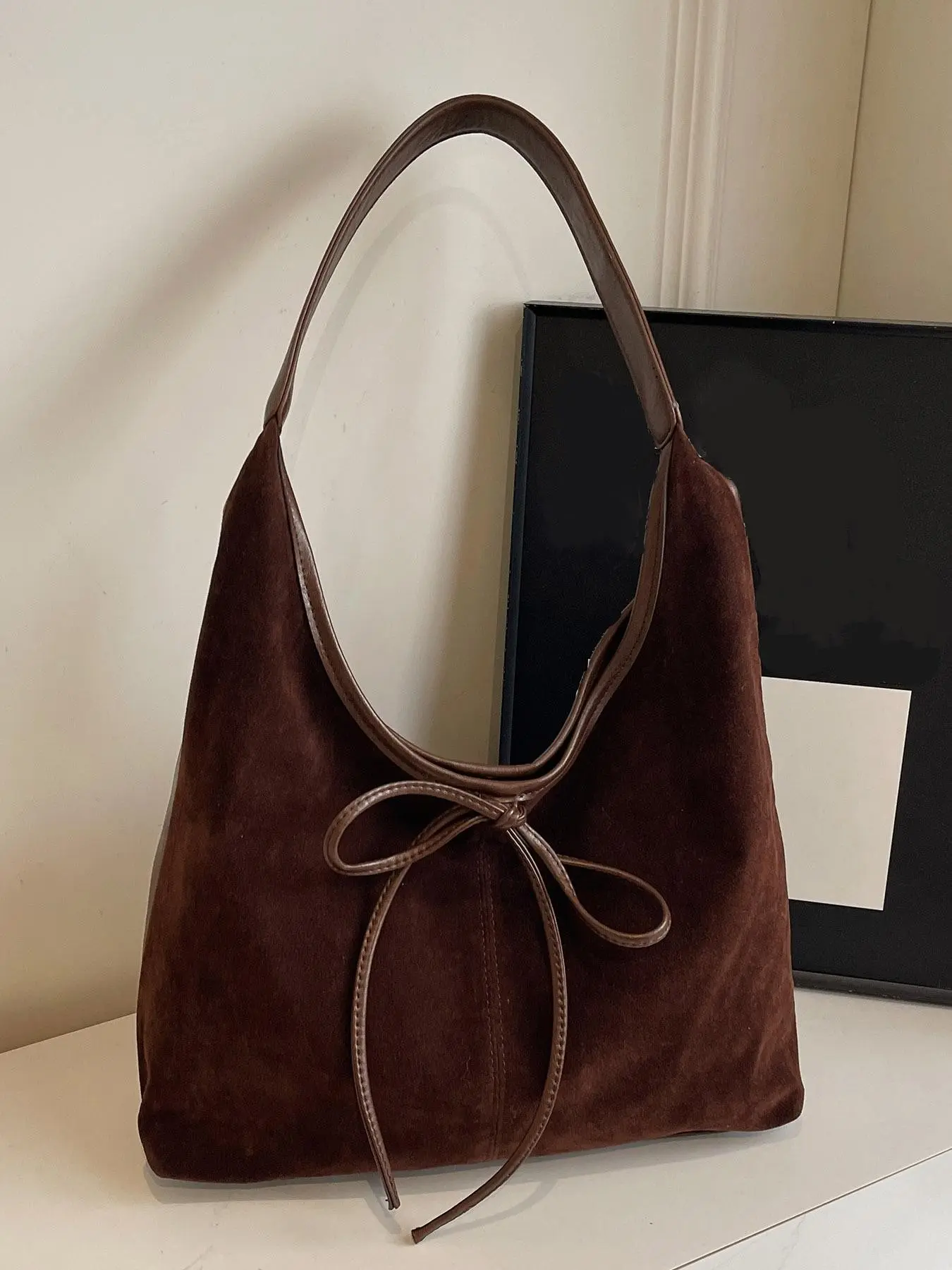 Niche retro fashion simple shoulder bag, bow decorative shoulder bag, casual and versatile shoulder bag, personality lazy and exquisite shoulder bag, suitable for office workers' daily commuting and shopping.