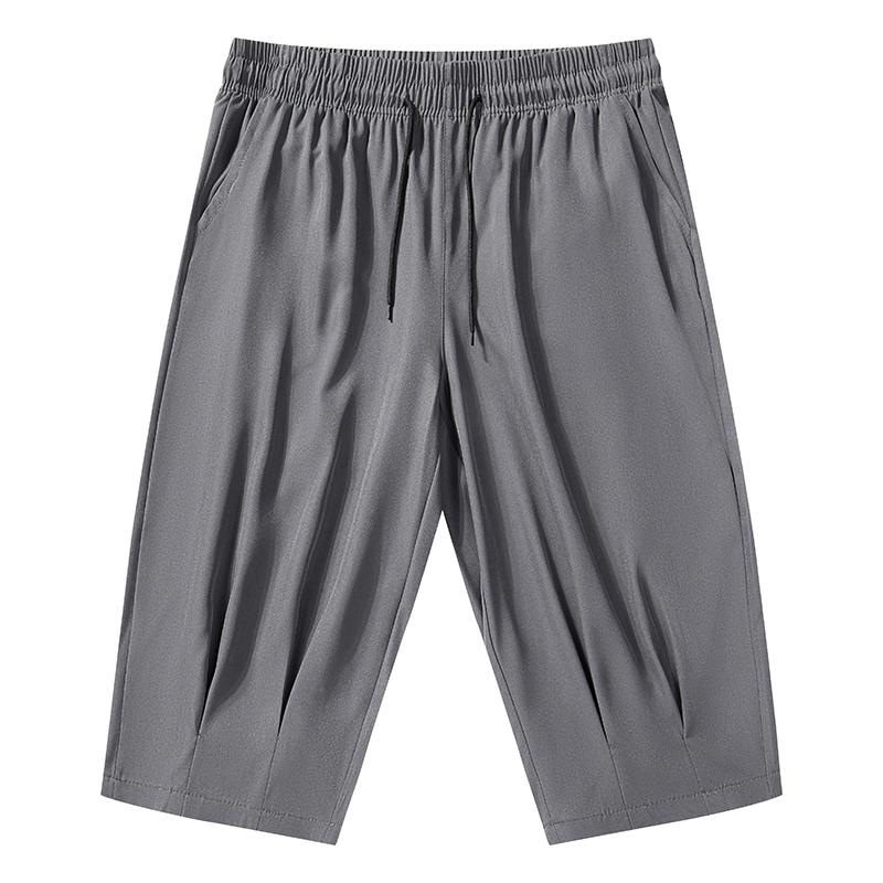 Men’s casual three-quarter pants made from solid-color fabric, available in multiple colors. Loose and comfortable, American retro and Japanese-style design with an elastic waistband and drawstring. Suitable for spring and summer outfits—a versatile, fash