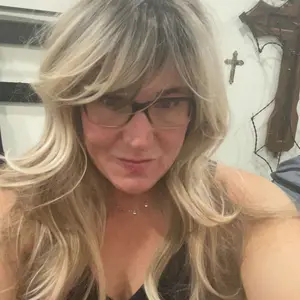 [LIVE] Loni H-DWY New Color 24-Inch Long Wave Light Brown Glueless Synthetic Wig with Bangs for Women High-Quality Premium Fiber Easy Wear Comfortable Fit