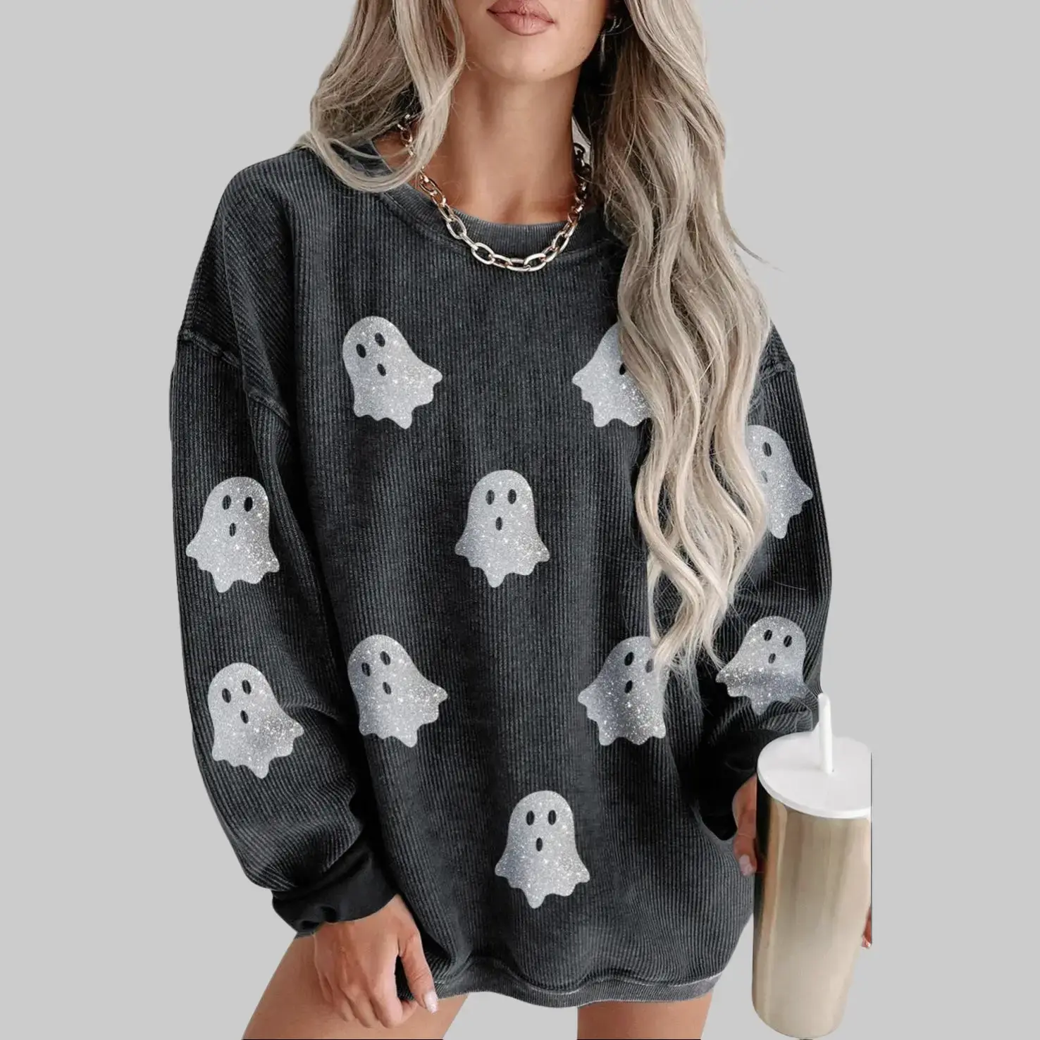 S-2XL Oversized Crew‑Neck Sweatshirt with Sequin Ghost and Bow Details, Made of  100%Polyester Fabric. Baggy‑Fit Halloween long‑sleeve top available from S‑3XL, perfect for fall daily‑outfits and Halloween‑party occasions