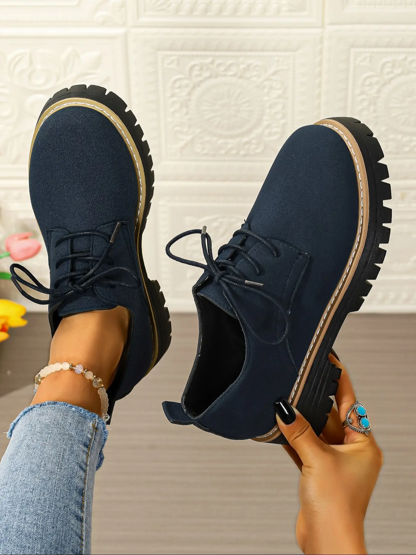 A pair of men's and women's large-sized round-toe lace-up platform flats with thick Rubber soles, Walking Shoes, casual British-style shoes with anti-slip and height-enhancing features, comfortable and stylish footwear