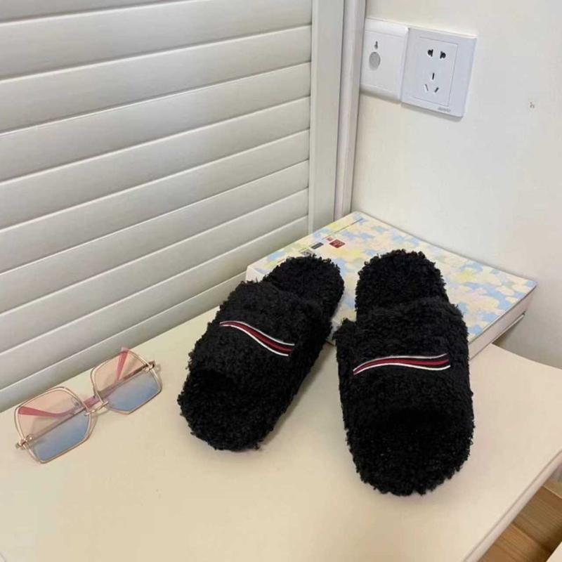 2025 Outdoor Sports Slippers Unisex Men Women Winter Fur Fluffy Furry Warm Letters Sandals Comfortable Fuzzy Girl Flip Flop Casual Footwear