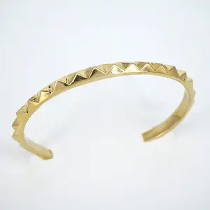 STUDDED CUFF