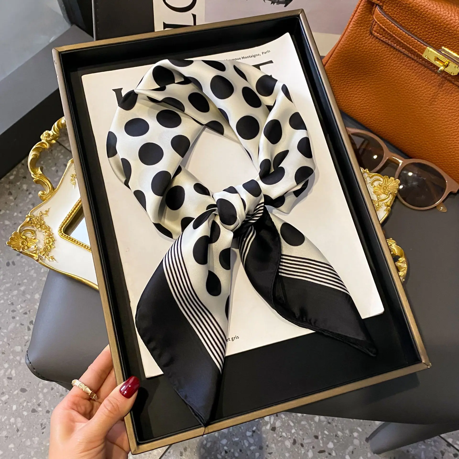 Black and white dots