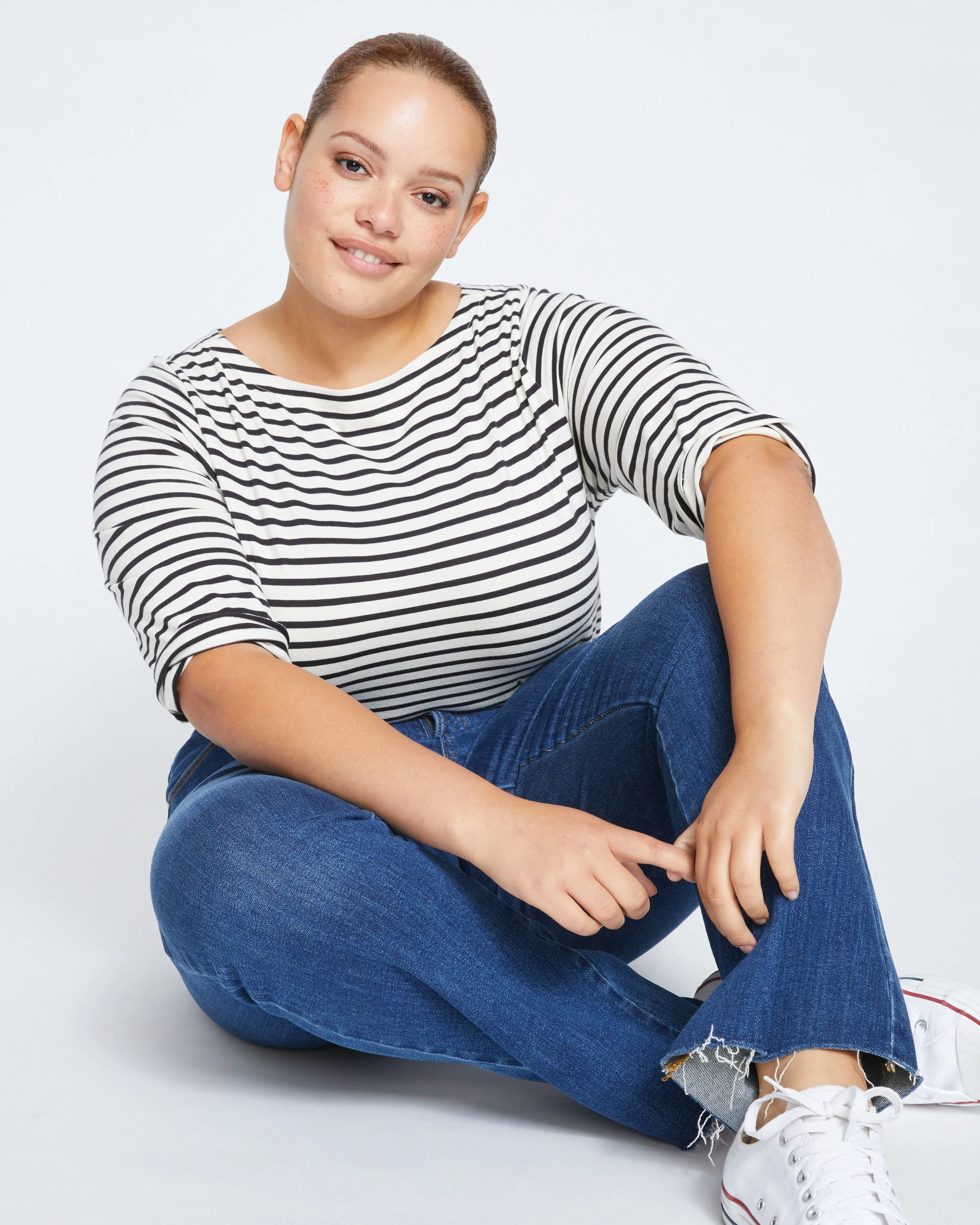 Bootcut Jeans for Women in Comfy Stretch Denim, High-Waist with a Fitted Hip and No-Gap Elastic Band for Everyday Casual Style