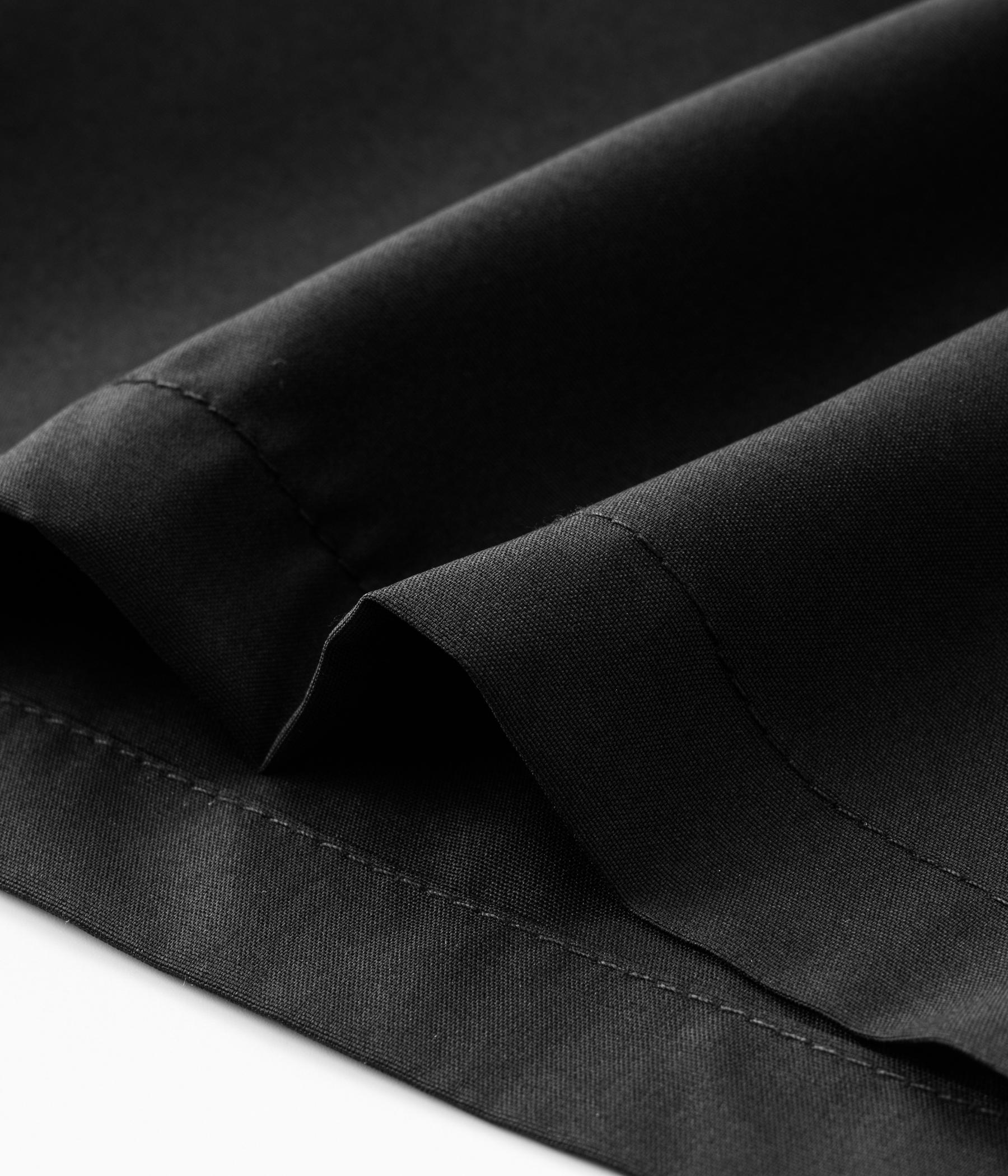 Men’s casual shorts—loose, comfortable, and breathable athletic shorts with reflective stripes on both sides of the legs. Available in multiple colors and suitable for all seasons; ideal for outdoor sports and fitness activities.