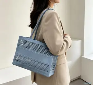 Trendy Jelly Beach Tote Bag for Women, Large Capacity Waterproof Mesh Shoulder Bag, Lightweight Open Weave Pool Tote for Vacation Travel Shopping, Stylish Summer Beach & Resort Carryall