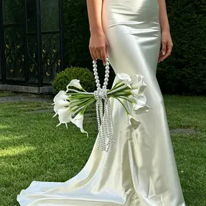 White Calla Lily Wedding Bouquet Pearl Tassel Handheld Bridal Bouquet, Elegant Artificial Flower Wedding Hand Flower, Luxury Beaded Bridesmaid Bouquet for Wedding Ceremony Photo Shoot Party Decor