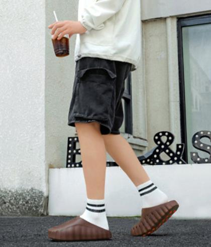 Couple Style Closed-Toe Slides with Thick Sole — Lightweight, Soft Non-Slip Soles, Wear-Resistant; Suitable for Home/Shower Use and Casual Outdoor Wear