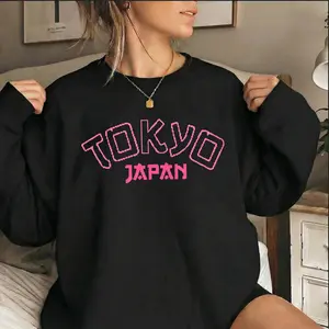 Tokyo Japan Pink Letter Print Graphic Sweatshirt for Women Kawaii Aesthetic Crewneck Pullover Soft Girl Pastel Clothing Travel Inspired Long Sleeve Fleece Streetwear Top Outfit