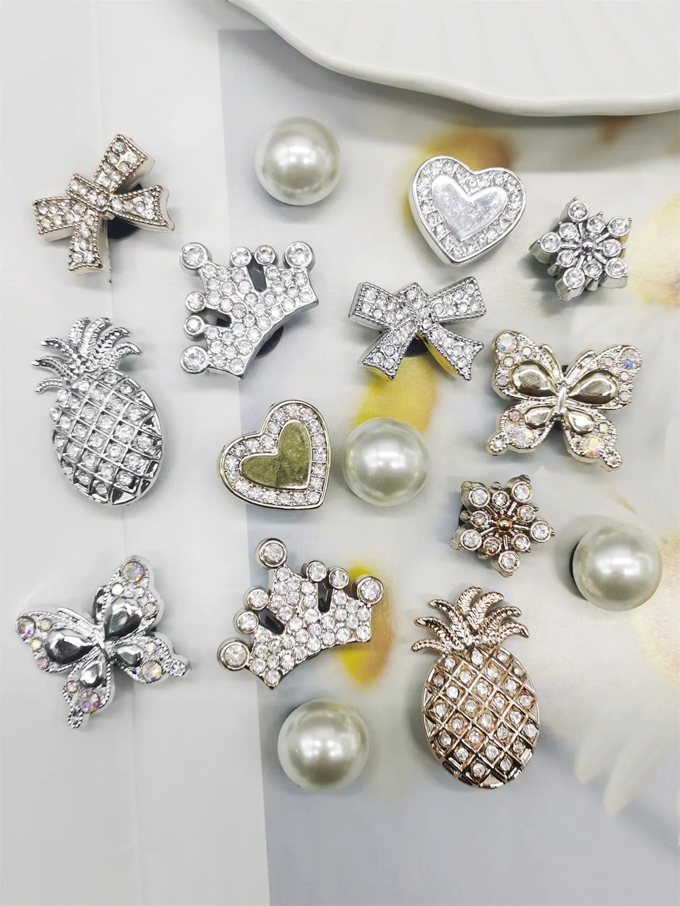 Cute Rhinestone Decorated Shoe Charms, Fashionable Pineapple & Crown & Heart Design Shoe Decorations, Shoes Accessories for Women Sandals Slides Slippers, Shoe Accents, Shoe Embellishments, Shoe Charms Set