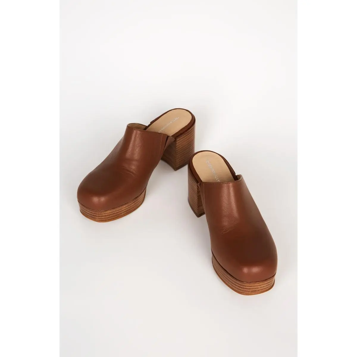 FACTS LEATHER PLATFORM CLOG