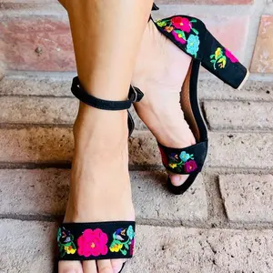 Zapatillas artesanales mexicanas - Beautiful Mesoamerica | Footwear Made in Mexico | Embroidered heels. Tacones bordados  hecho en México