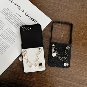 Shine powder phone case, equipped with a small floral bracelet. The hard PC back panel protects the phone case. Suitable for Samsung Galaxy Z Flip7, Z Flip7FE, Z Flip6, Z Flip5, Accessories