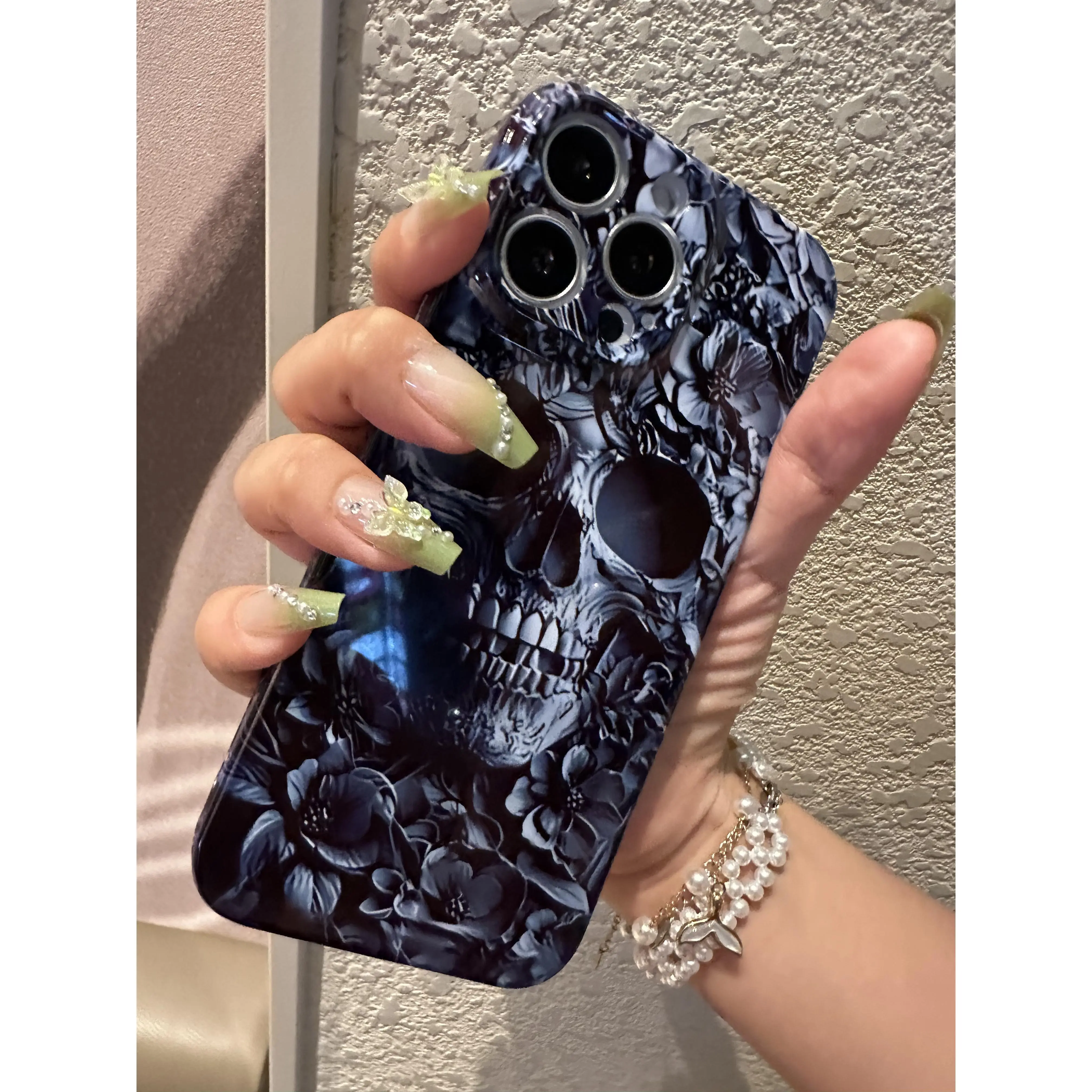 Halloween Gothic Skull Full Coverage Smooth Shockproof Hard Shell Protective Case for iPhone17 Pro Max/17 Air/iPhone16 15 14 13 12 11 PRO PLUS MAX Four Corner Anti-drop Protection Phone Case for Girls, Suitable for Gifts