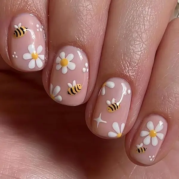 Bee Daisy Press on Nails Short Square Design Soft Nude Base with Cute Daisy Flower Patterns Glossy Finish Reusable Spring Summer Floral Stick on Nails Suitable for Casual Looks Artificial Nails 24 Pcs