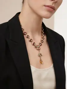 A fashionable and elegant shell chain pendant necklace, suitable for daily wear, vacation dates, and other occasions, and is also a surprising and exquisite small gift.