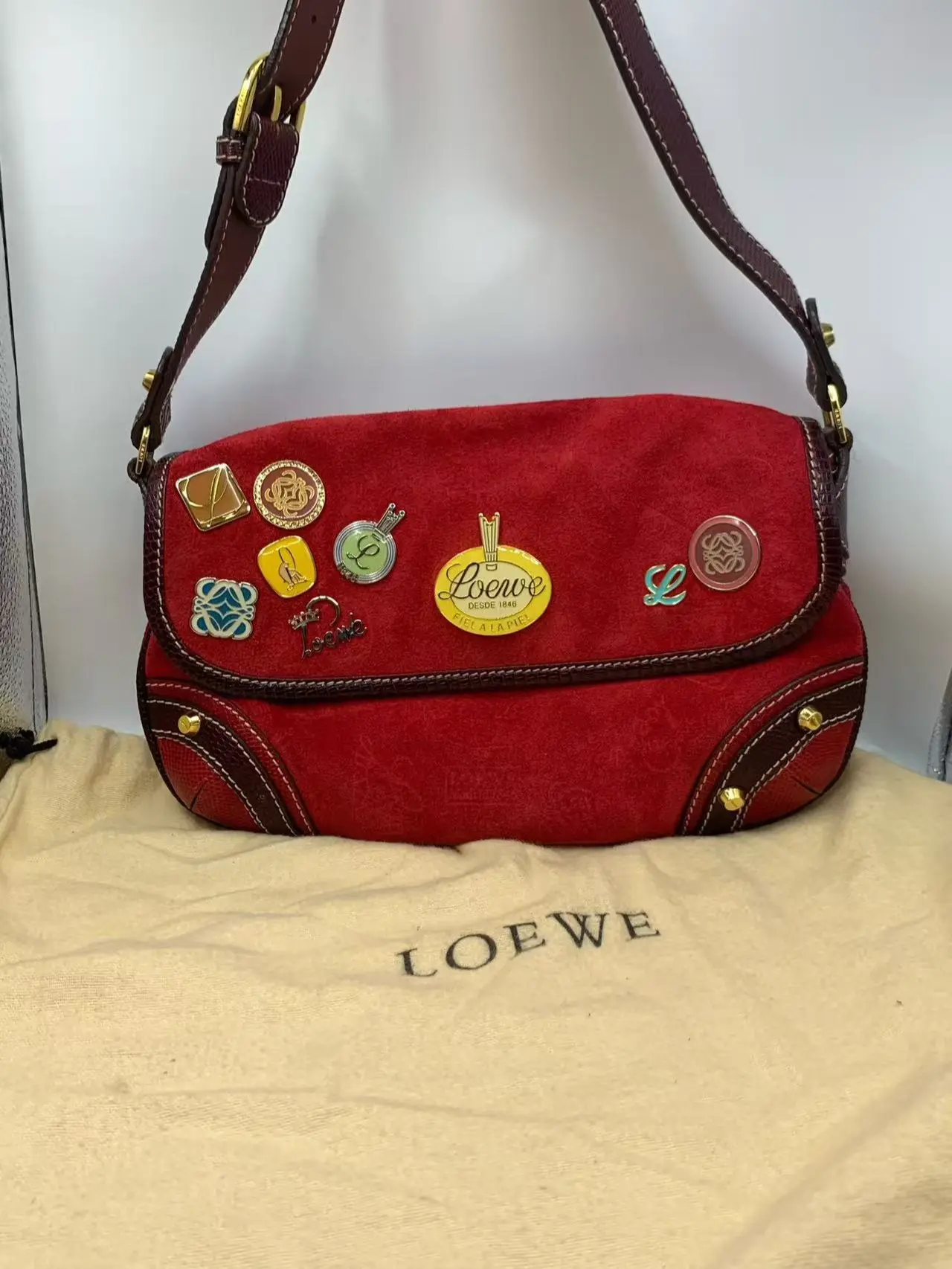 Pre-owned Loewe 160th Anniversary Limited Edition Amazona Shoulder Bag with Commemorative Badge – Rare Discontinued Style – Convertible to Crossbody with Adjustable Strap (Includes Accessories)