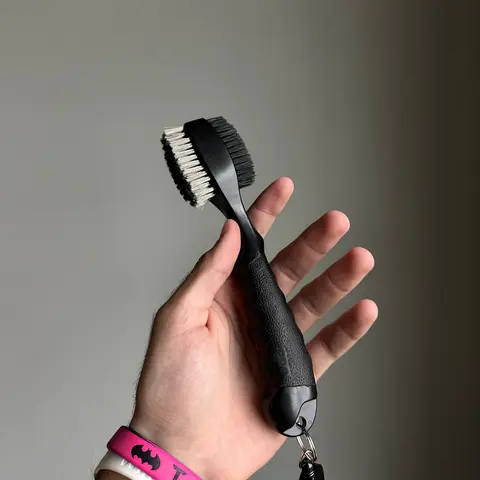 Unisex Compact Dual-Sided Golf Club Cleaning Brush - Copper & PP Bristles, 19.5x3.5cm Plastic Handle, Retractable Cord, Keychain Attach, Versatile Cleaning Tool, Golf Gadgets, Supplemental Accessories for On-the-Go Convenience