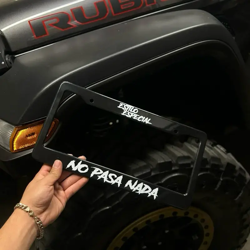 Estilo Especial "No Pasa Nada" License Plate Cover
