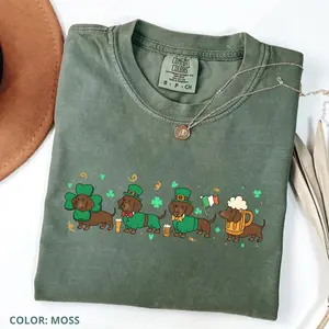 Comfort Colors Dachshund St. Patrick’s Day T-Shirt, Lucky Wiener Dog Clover Graphic Tee, Irish Doxie Shirt, Cute St. Paddy’s Gift