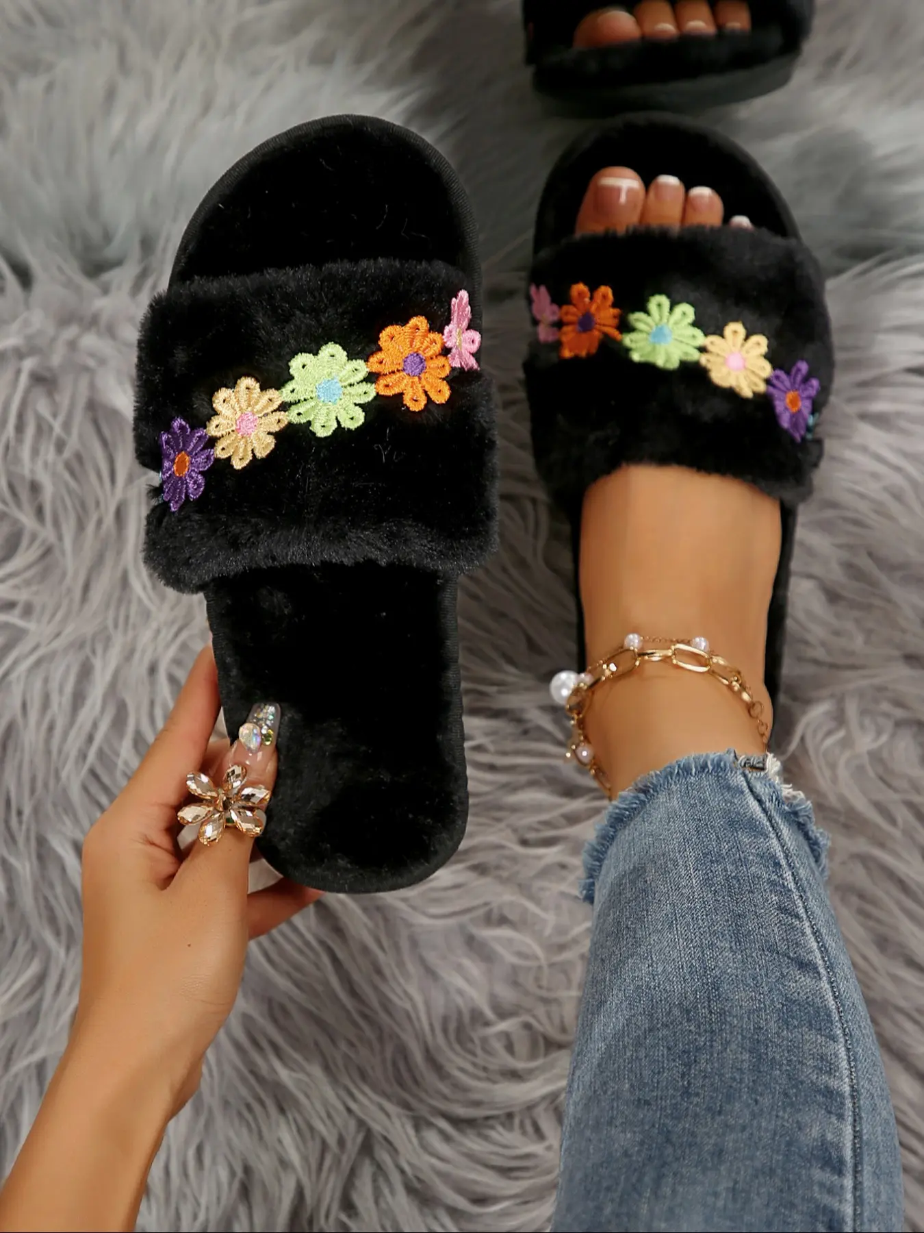 Women's New Fuzzy Home Slippers, Fashionable Design with Colorful Daisy Decor, Soft Plush, One-Piece Easy Wear, Fall & Winter Comfort