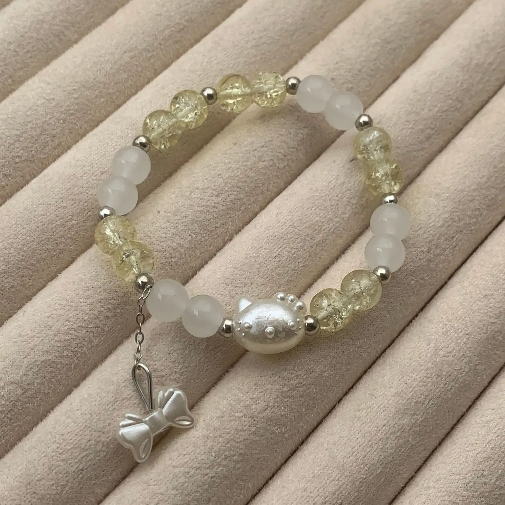 S185-8MM Light Yellow KT Cat Bow Pendant Bead Glas